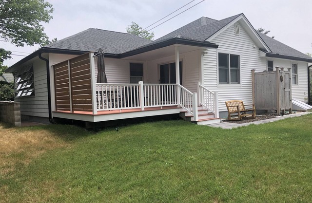Cozy Camp Ellis Property, Saco, ME 4 minute walk to beach!