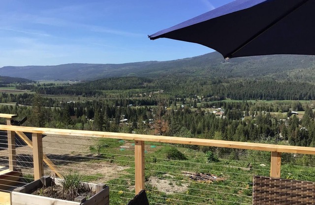 Cozy carriage house apartment with gorgeous Mount Ida views.