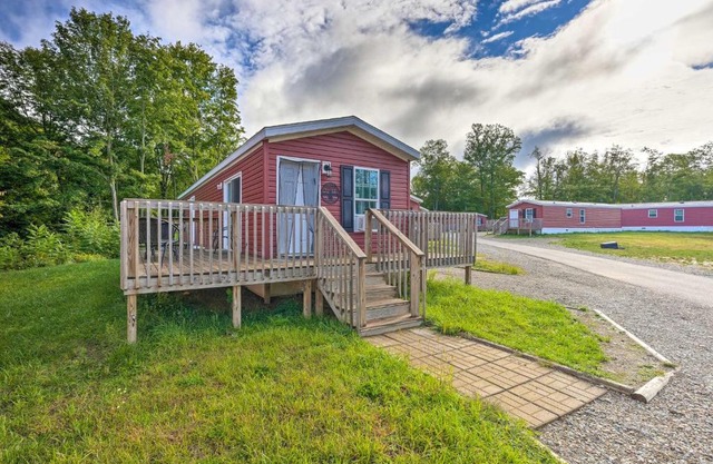 Cozy Cassopolis Cabin, Near Parks and Golfing!
