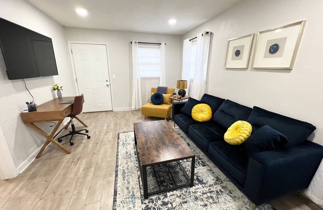 ⭐️Cozy Central Stay - Near Airport - Sleeps 2