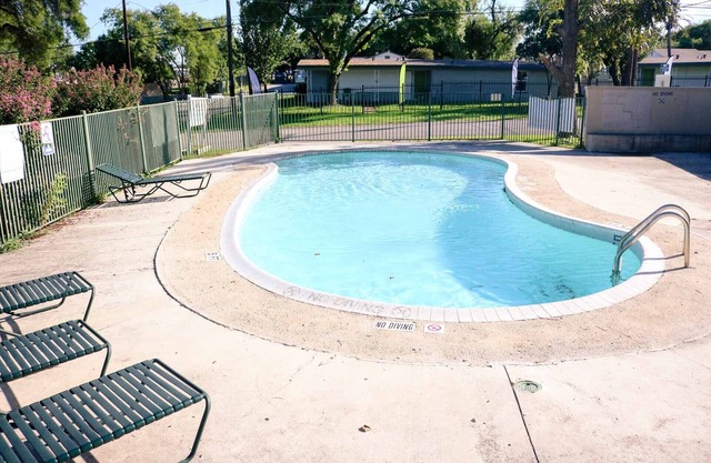 Cozy Central Studio apartment near Ft Sam 4.2 mi, Downtown 6.2 mi, & Airport 5mi