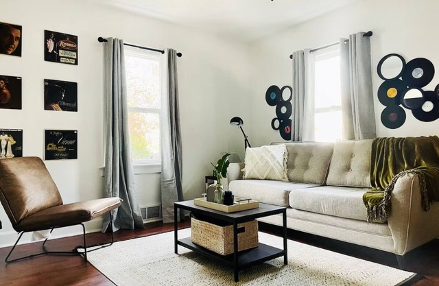 Cozy & Centrally Located APT - KING BEDn