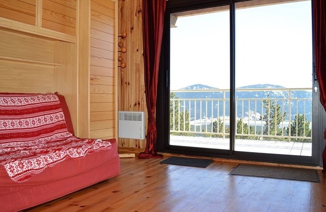 Cozy chalet ground floor with balcony and 1 bedroom