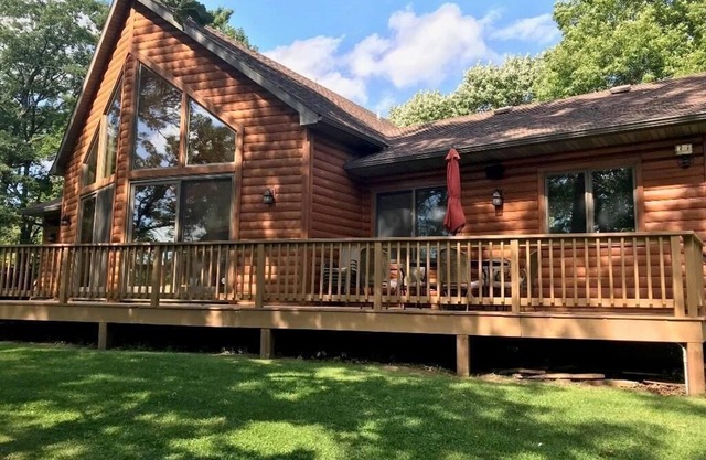 Cozy Chalet Overlooking Yellow Lake, 10 Beds and Hot Tub <2 Hrs From The Cities