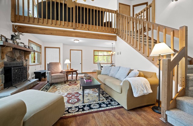 Cozy Chalet Style Home, Walk to Lake Harmony