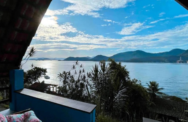 Cozy chalet with beautiful views and direct access to the sea.