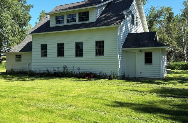 Cozy charming Flathead Valley Cottage, under the shadow of the Swan Mountains