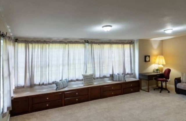 Cozy & Cheerful 4 Bedroom Home Near Downtown