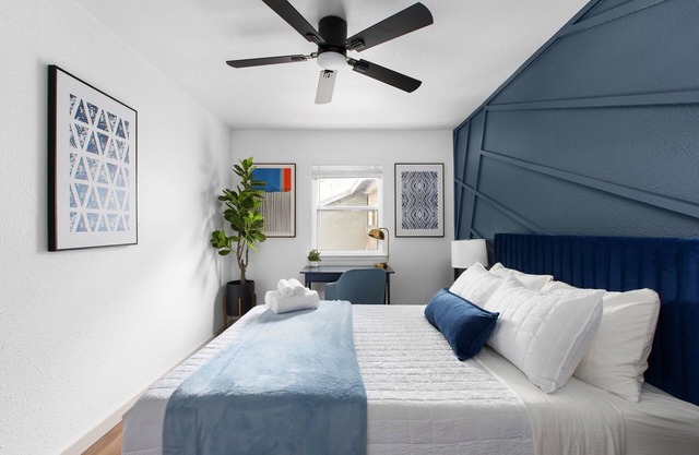 Cozy-Chic 2BR Patio Ideal for Groups