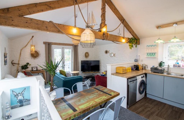 Cozy, Chic, Dairy Cottage near to Beach & Shops- Parking