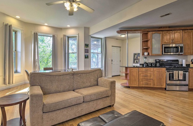 Cozy Chicago Condo: Close to Parks & Downtown