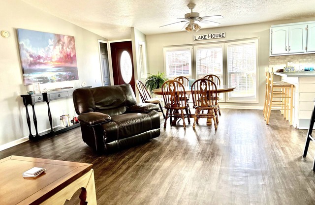 Cozy Chippewa Lake Ranch just steps from the lake! Kayaks and SUPs Private beach