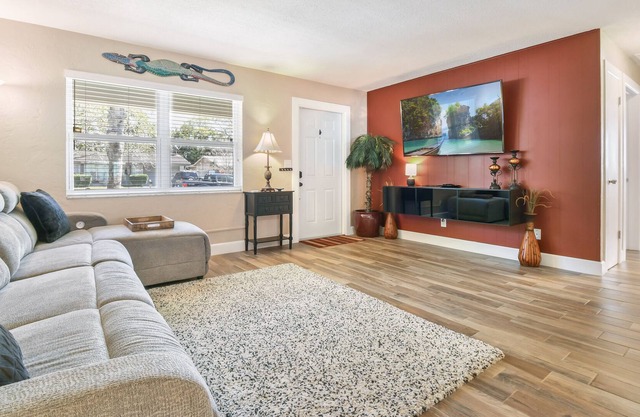 Cozy clean 2/2 close to the beaches + lanai + firepit + private fenced yard