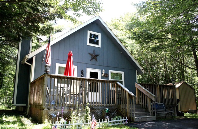 COZY & CLEAN! 2 BR Pocono MTN Chalet w GREAT location!