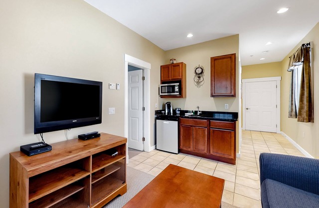 Cozy & Clean Second-Story Suite w/Kitchenette & Free WiFi - Walk to the Harbor