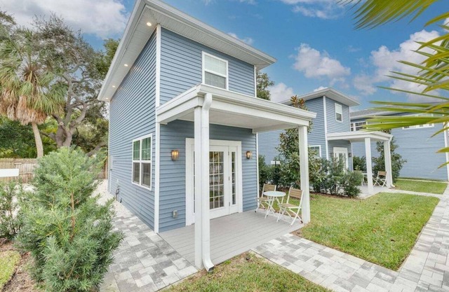 Cozy & Clean Tiny Home w/Pool in Heart of Downtown Dunedin