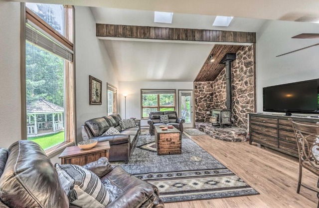 Cozy Cloudcroft Townhome about 1 Mi to Burro Ave!