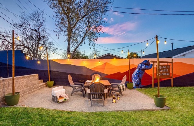 Cozy Colorado Retreat- Arvada w/murals, game room, large backyard & hot tub!