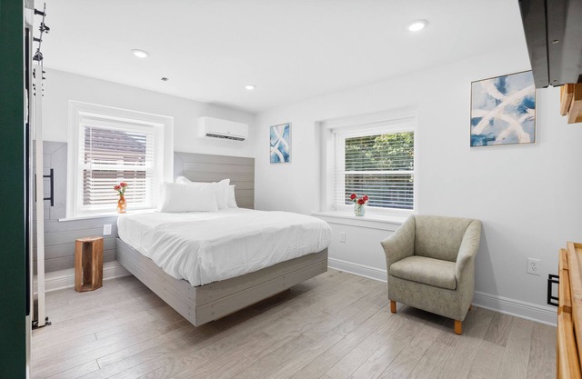 Cozy Comfortable and Quiet Queen Suite