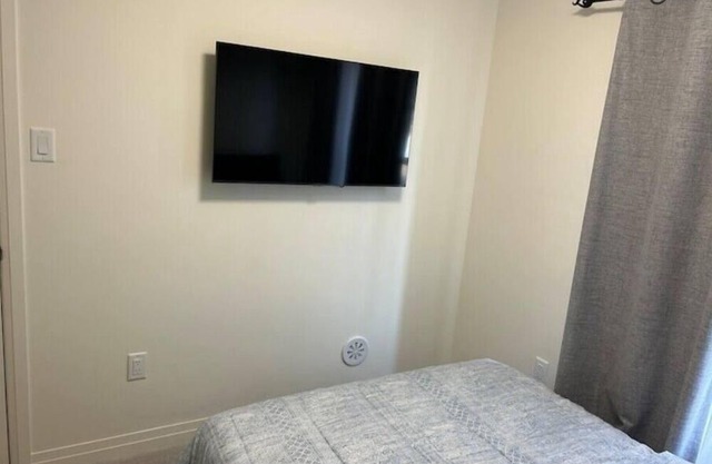 Cozy Compact 1 Bedroom Suite