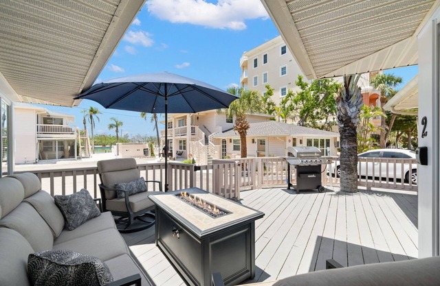 Cozy condo in charming Sarasota Siesta key with boat dock