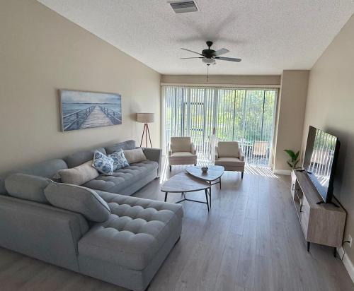 Cozy condo in Northdale Tampa, with golf course views! Snowbirds welcome!