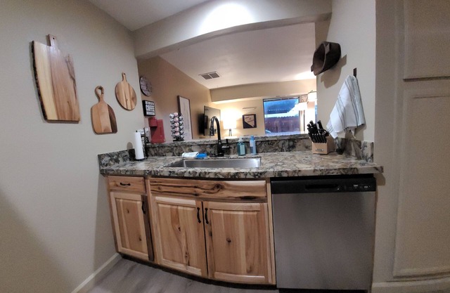 Cozy condo in Sparks, NV close to dining, shopping, and entertainment.