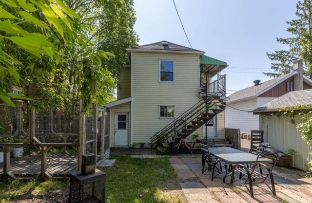 Cozy condo near downtown Montreal. Close to all amenities!