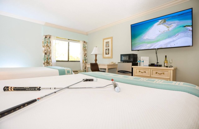Cozy Condo Steps From Valspar! Putting, Wine, TV