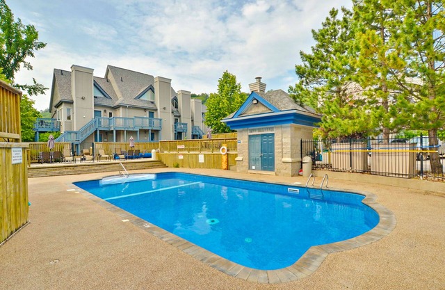 Cozy condo w/shared pool & tennis courts - walk to lifts/shuttle