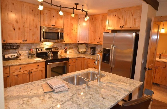 Cozy Condo with A/C, BBQ & Prime Location