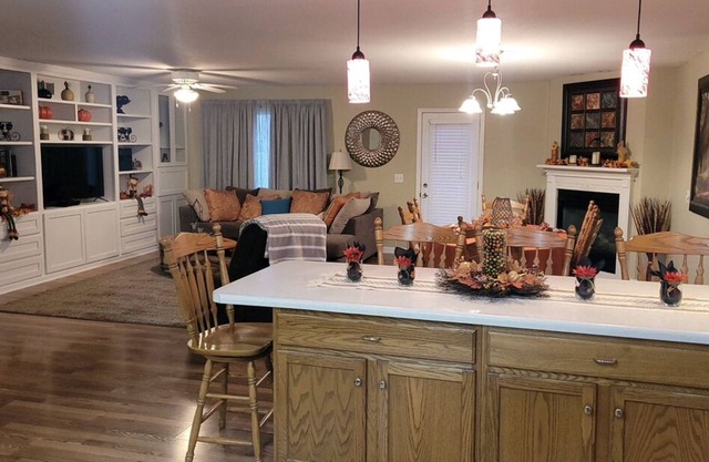 Cozy condo with jetted tub /master suite for business or leisure