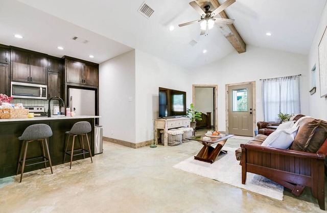 Cozy & Convenient w/2 BR & 2 BA