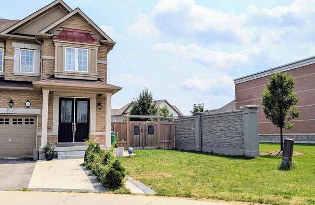 Cozy Corner Townhome, Spacious Backyard & Parking
