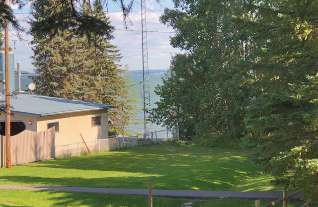 Cozy Cottage at lake.