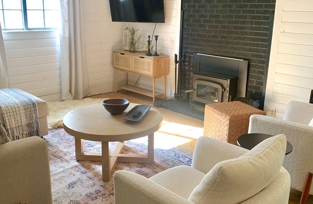 Cozy Cottage Cabin with Wood Burning Fireplace - Pet Friendly! Charming Updates!