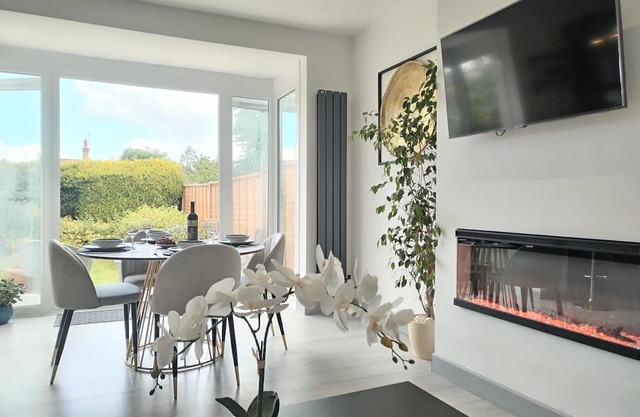 Cozy Cottage Getaway - Close to London