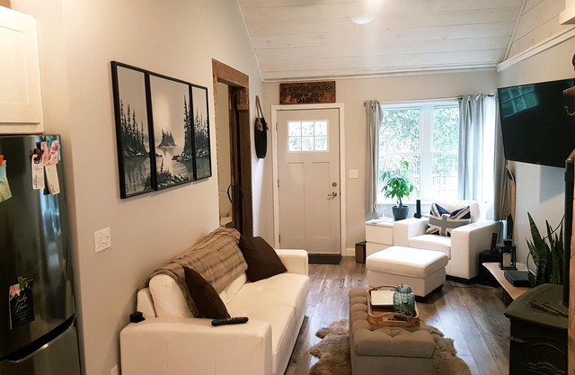 Cozy cottage home in the town of Belfountain