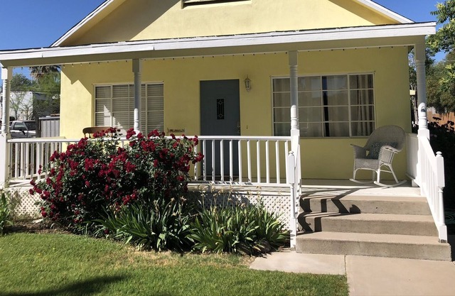 Cozy Cottage in the Historic Walking District