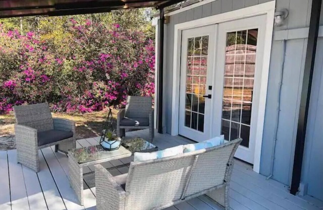 Cozy Cottage - King Bed - Close to Beaches - Dog Friendly - Firepit - Backporch