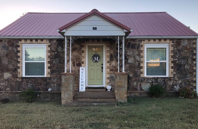 Cozy cottage! Marie's House across from Subiaco Academy.