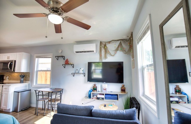 Cozy Cottage - Minutes from Beaches and Historic Dearborn St!