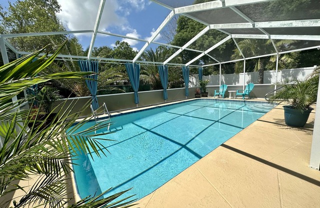 Cozy cottage.New Port Richey.Private Heated Pool-solar panels.