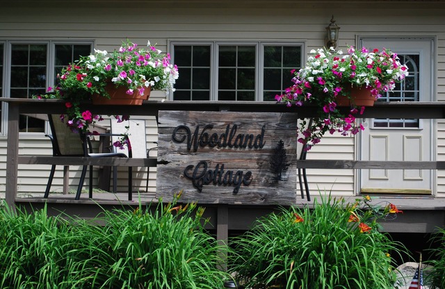 Cozy Cottage near Schwarz Supper Club, Road America, and Whistling Straights!