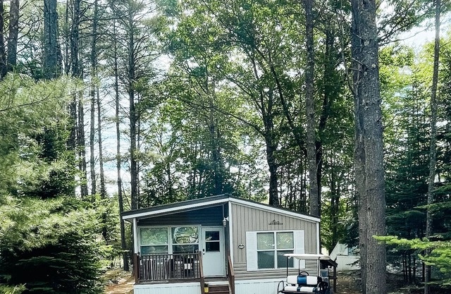Cozy cottage on the 9th fairway at Point Sebago