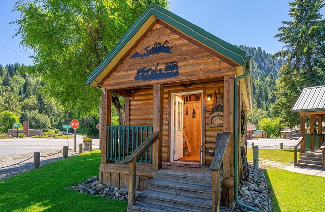 Cozy Cottage on the edge of town.