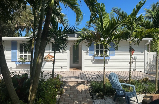 Cozy cottage retreat walking/biking distance to downtown Hobe Sound and Beach