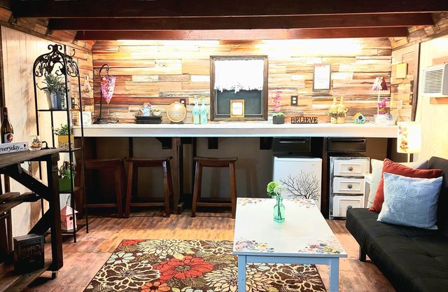 Cozy cottage Style home with She Shed, walk to Coffee Cafe and Park