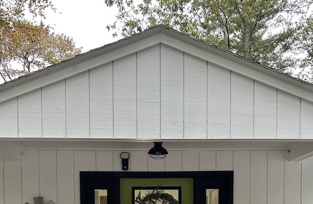 Cozy cottage tucked away in the woods with river+ mountain views- pet friendly!