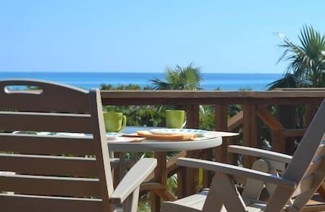 Cozy Cottage with beautiful Ocean Views! Minutes to TOC!